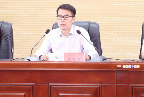图片包含 男士, 橱柜, 人员, 就坐描述已自动生成 图片包含 男士, 橱柜, 人员, 就坐描述已自动生成